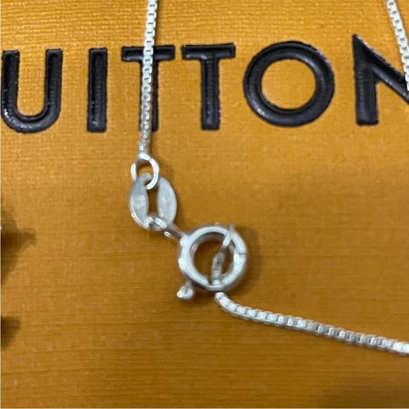 AUTHENTIC LOUIS VUITTON SILVER LV UPCYCLED CHARM ON 18β STERLING 18β BOX CHAIN - Picture 4 of 4